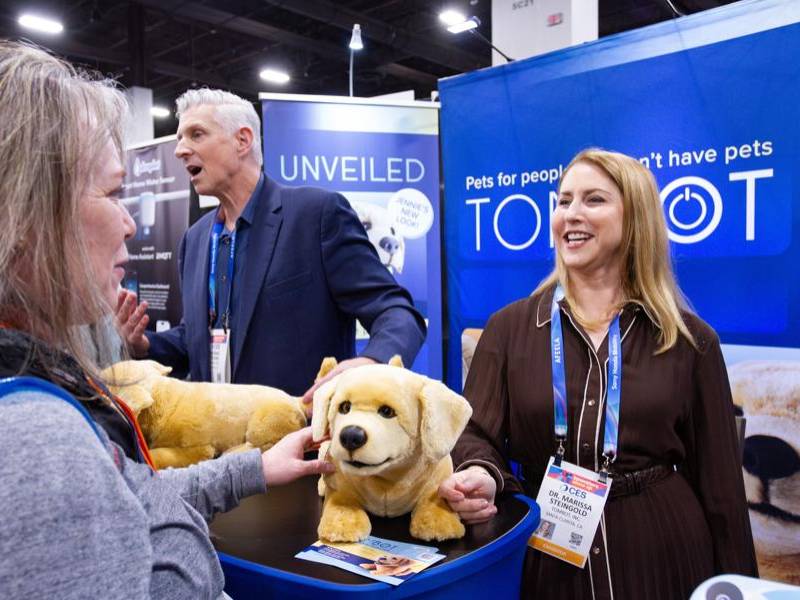 Tombot, que presentó una versión mejorada de su perro robótico, diseñado para ayudar a pacientes que no pueden cuidar de una mascota real debido a una enfermedad.
