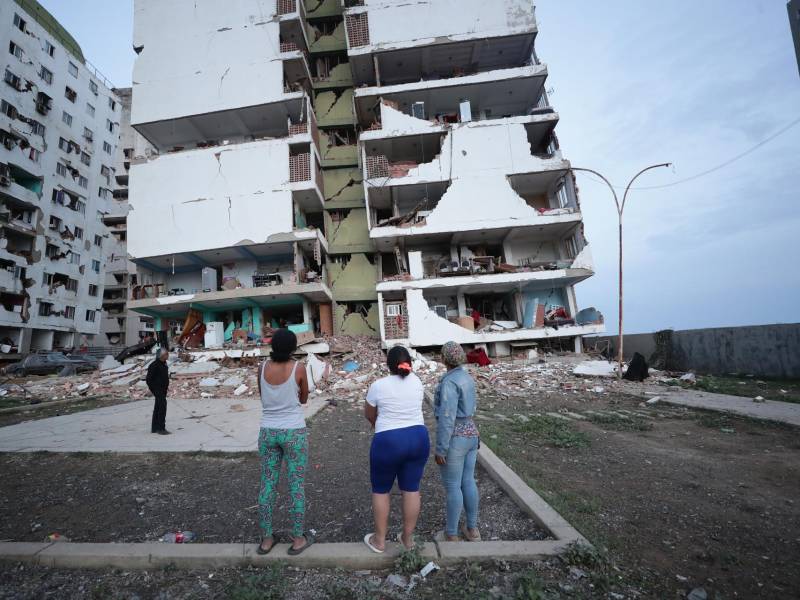 Residentes observan varios bloques de viviendas dañados por los terremotos en la localidad de Catia La Mar, en el estado costero de La Guaira (Venezuela).