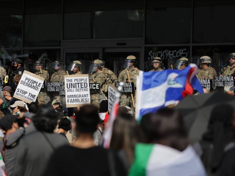 Manifestantes protestan frente a miembros de la Guardia Nacional de California en Los Ángeles.