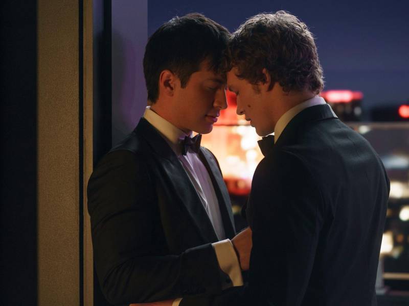 Hudson Williams y Connor Storrie en una escena de 'Heated Rivalry' ('Más que rivales').