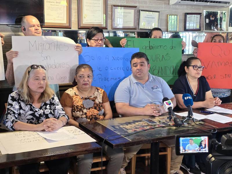 El presidente de la Fundación 15 de Septiembre, Juan Flores (2-d), habla junto a Iris Aguilar (i) y Lesly Mejía (d) durante una rueda de prensa este lunes, en el barrio de la Pequeña Habana en Miami (Estados Unidos).