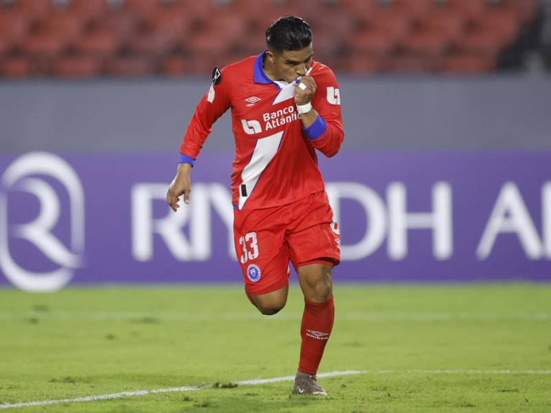 Michaell Chirinos celebró su gol besando el escudo del Olimpia.
