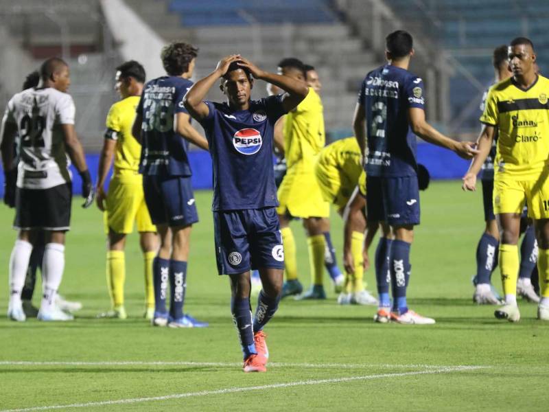 Jorge Serrano sale afectado del terreno de juego por su expulsión.