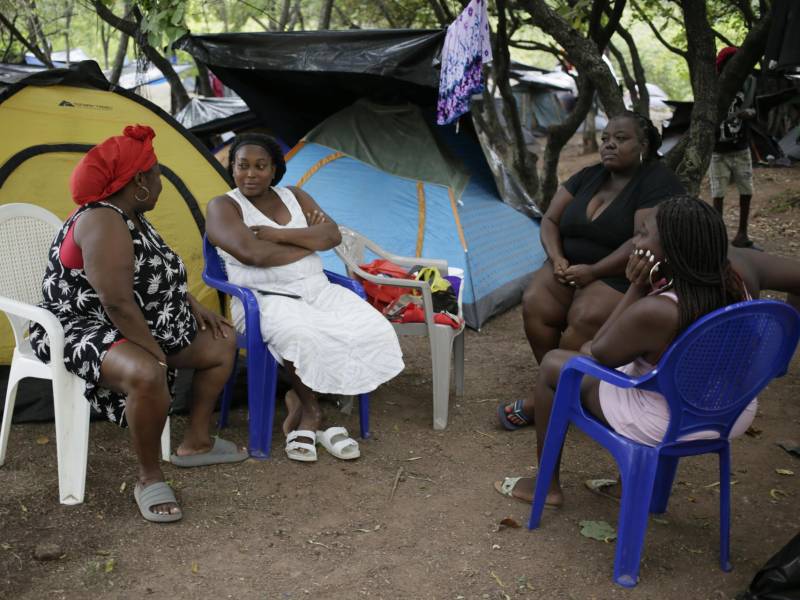 Mujeres garífunas conversan en un campamento instalado frente a la sede de la Corte Suprema de Justicia, este jueves en Tegucigalpa (Honduras).