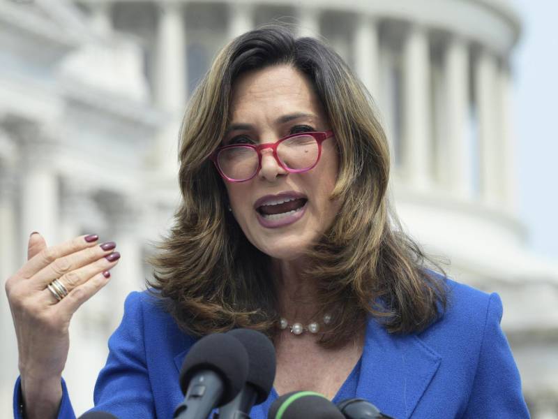 Fotografía de archivo de la congresista republicana, María Elvira Salazar, hablando durante una conferencia de prensa celebrada frente al Congreso en Washington (EEUU).