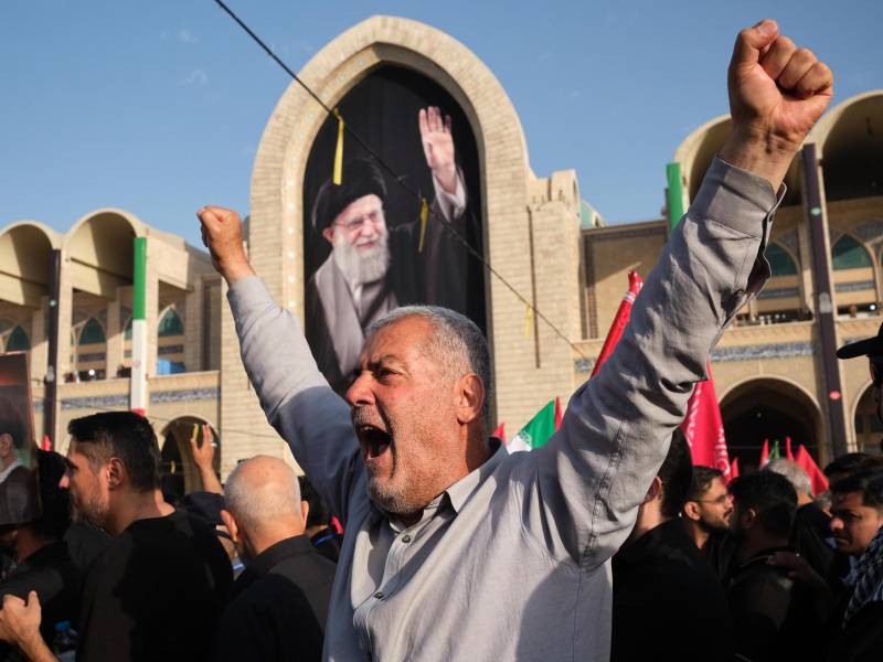 Un hombre grita eslóganes contra Estados Unidos e Israel en el funeral del asesinado líder supremo de Irán, Alí Jameneí, en la mezquita Mosala de Teherán.