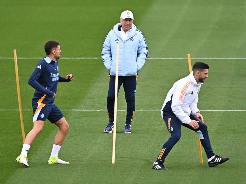 MADRID, 22/04/2025.- El entrenador del Real Madrid, Carlo Ancelotti junto a Dani Ceballos (i) durante el entrenamiento realizado este martes en la Ciudad Deportiva de Valdebebas, donde el equipo prepara el partido de Liga que disputa mañana miércoles ante el Getafe. EFE/Fernando Villar