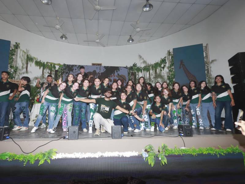 Los 40 seniors 2026 de la Franciscan School posan para la foto del recuerdo.