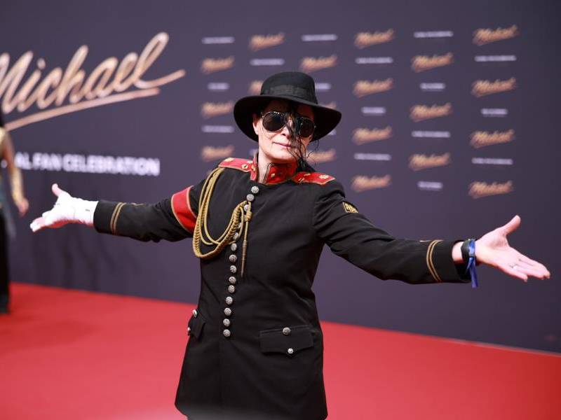 Un invitado posa en la alfombra roja antes del estreno de la película 'Michael' en Berlín, Alemania, 10 de abril de 2026.
