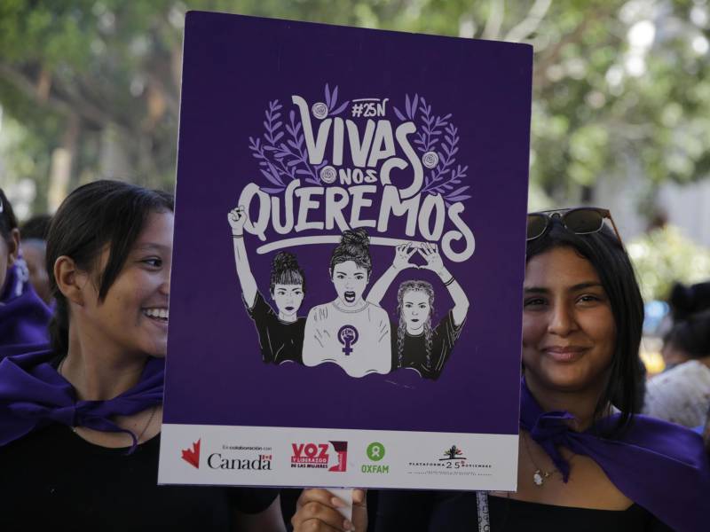 Dos mujeres muestran un cartel durante una manifestación en el marco del Día Internacional de la Mujer este viernes, frente al Parlamento en Tegucigalpa.
