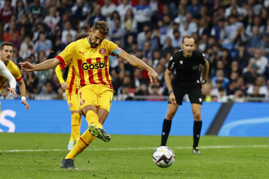 El delantero uruguayo Cristhian Stuani anotó desde el punto d penalti para marcar el gol del 1-1 ante el Real Madrid.