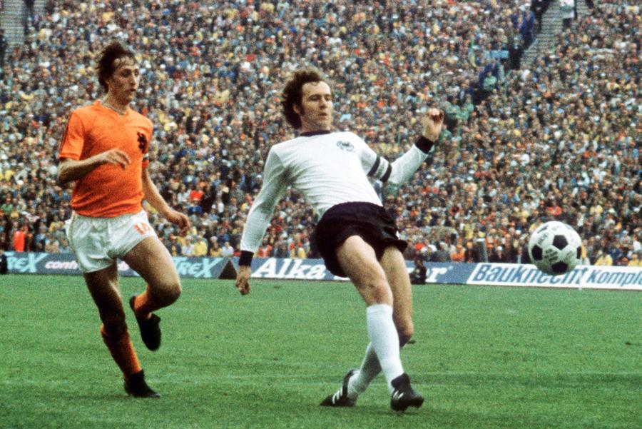 Franz Beckenbauer fue<b> c</b>ampeón del mundo como jugador (1974) y después como seleccionador (1990), presidente del Bayern y gran organizador del Mundial-2006.