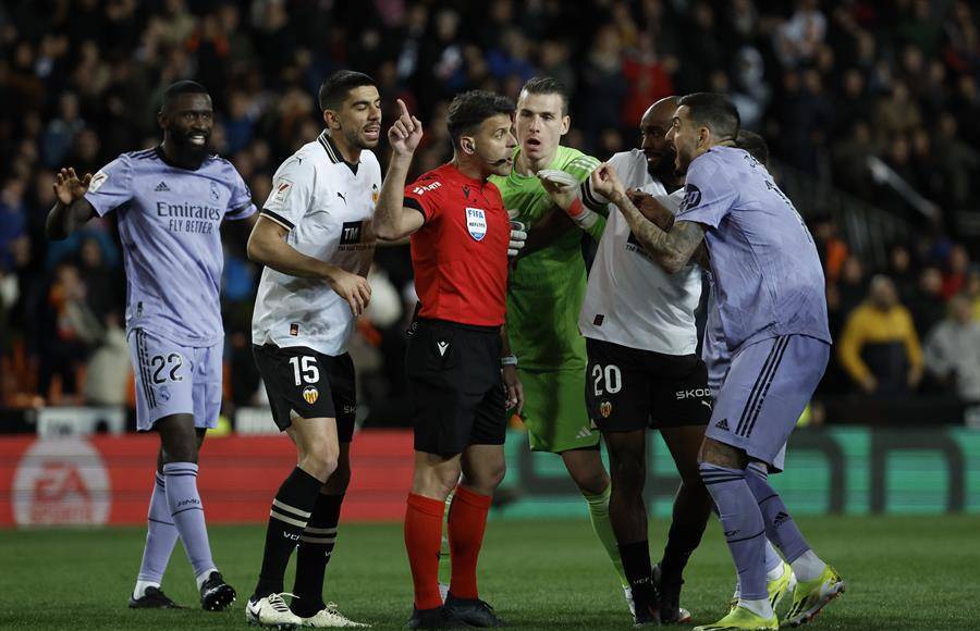 Y es que la mala decisión de Gil Manzano dejó molestos a los jugadores del Real Madrid.
