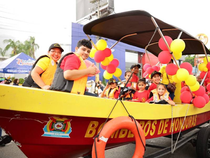 Cuerpo de Bomberos arrancó el desfile de carrozas en San Pedro Sula.