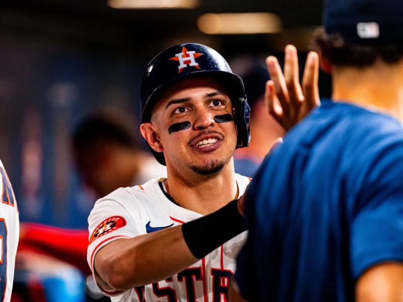 Mauricio Dubón en uno de sus encuentros con los Astros de Houston.