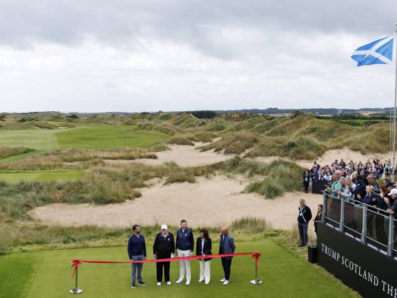Trump junto a sus hijos, Donald Jr. y Eric, cortando la cinta roja de su nuevo complejo de golf.