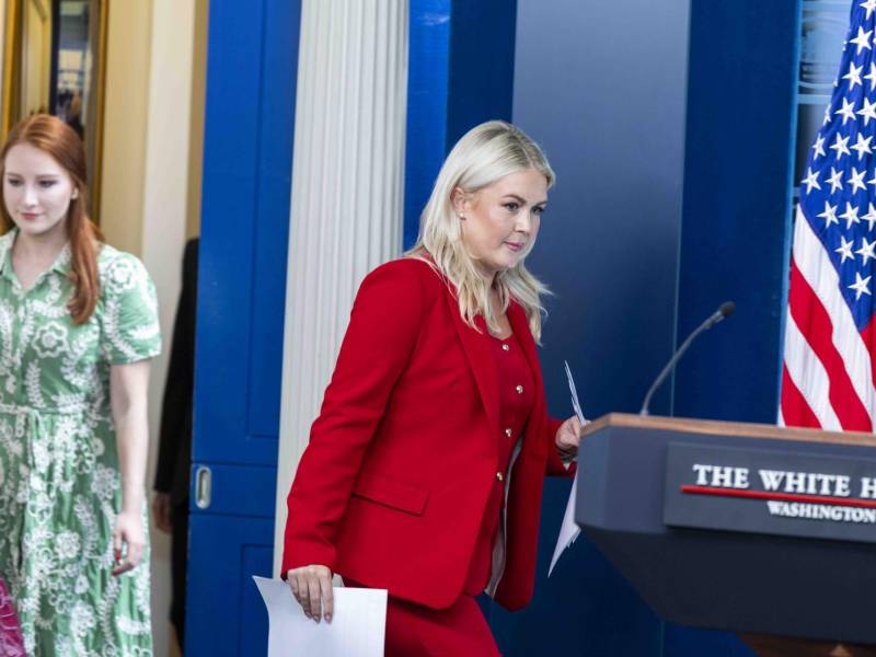 La portavoz de la Casa Blanca, Karoline Leavitt, se dirige al atril para ofrecer una rueda de prensa en la Casa Blanca, en Washington, D. C. (EE. UU.), el 23 de julio de 2026. EFE/Shawn Thew