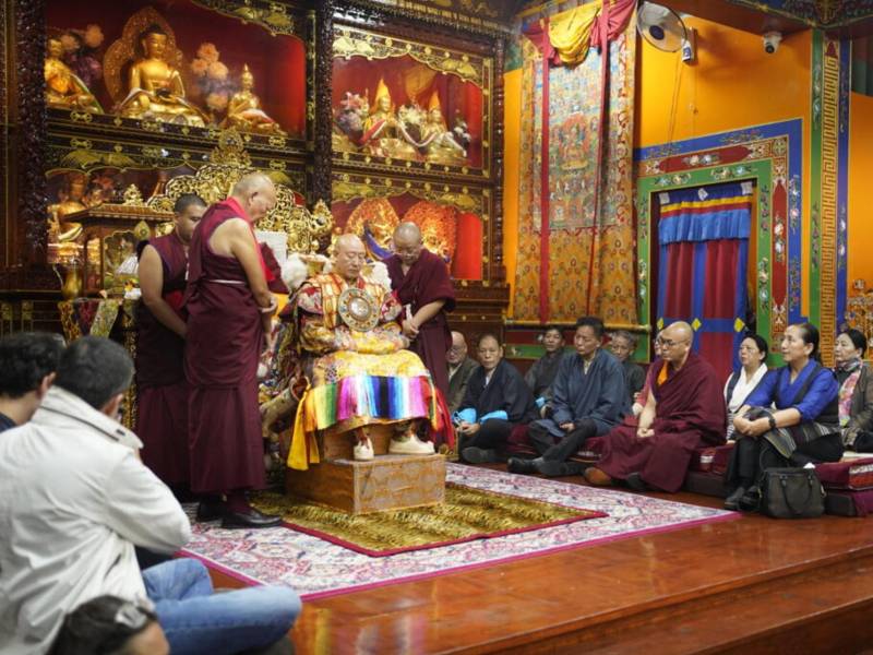 Integrantes de la Administración Central tibetana invocan en la ciudad india de Dharamshala al Oráculo de Nechung, una práctica habitual de la comunidad.
