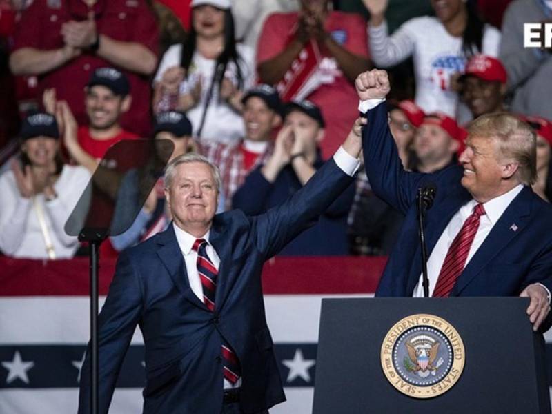 El presidente de los Estados Unidos, Donald Trump (d), saluda al senador republicano estadounidense Lindsey Graham (i), de Carolina del Sur, durante un mitin de campaña para su reelección en el North Charleston Coliseum, en North Charleston, Carolina del Sur, EE. UU., el 28 de febrero de 2020. EFE/EPA/AL DRAGO