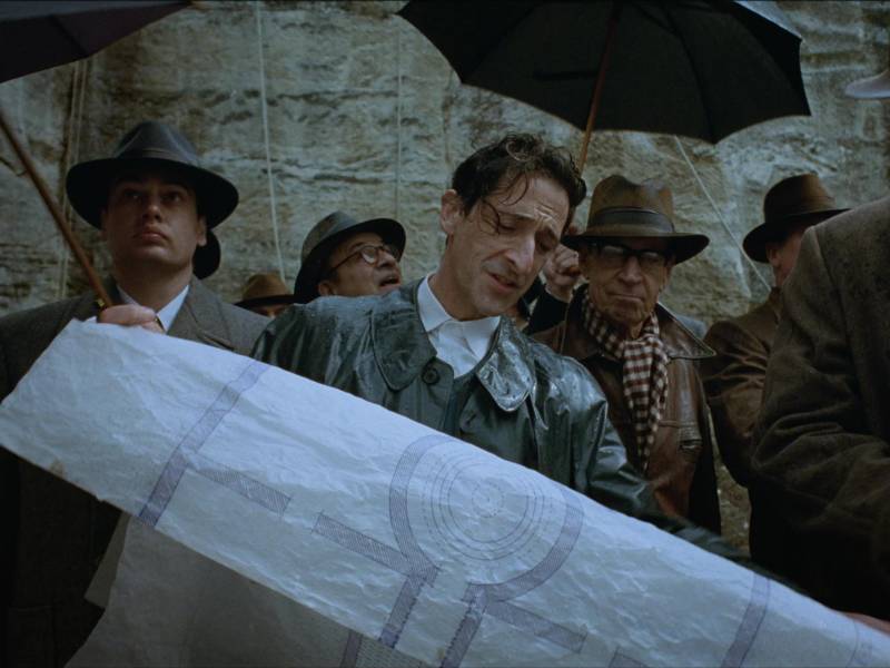 El actor Adrien Brody en una escena del filme “The Brutalist”.