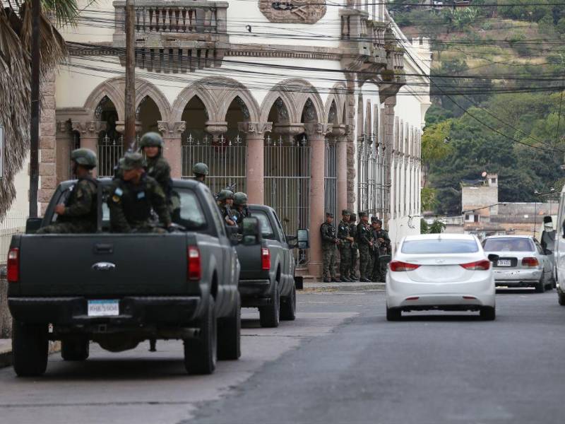 Desde la madrugada del domingo 18 de enero, más de mil efectivos de las Fuerzas Armadas de Honduras fueron desplegados en los alrededores del Congreso Nacional como parte de un amplio operativo de seguridad previo a las sesiones legislativas decisivas de esta semana.