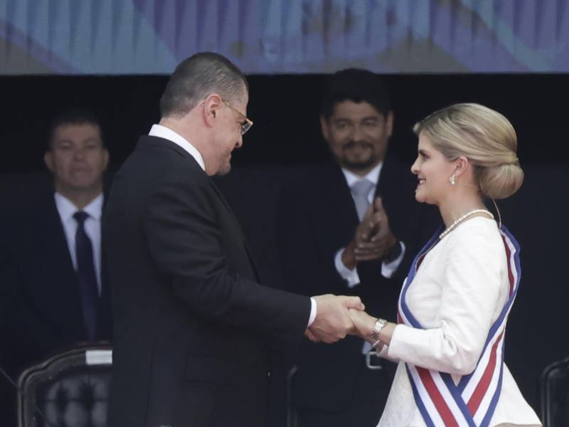 La presidenta electa de Costa Rica, Laura Fernández, habla en su ceremonia de investidura para el periodo 2026-2030, este viernes, en el Estadio Nacional de San José (Costa Rica).