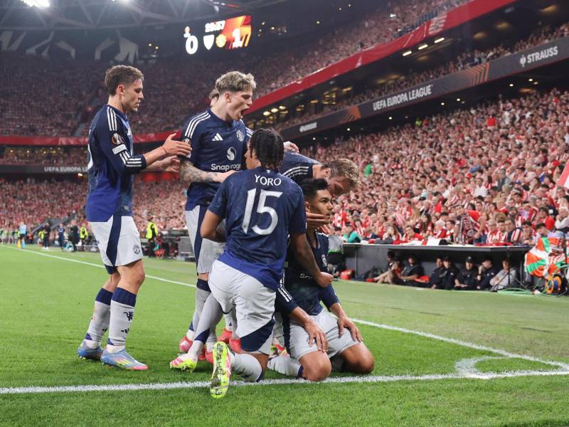 Los jugadores del Manchester United celebran el primer gol de su equipo durante el partido de ida de las semifinales de la Liga Europa que Athletic Club y Manchester United disputan este jueves en el estadio de San Mamés, en Bilbao.