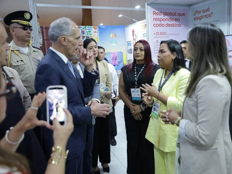 El Foro de Turismo posicionó a Honduras como destino de inversión. Fotografía de Nasry Asfura junto a destacados empresarios, funcionarios y representantes del turismo.