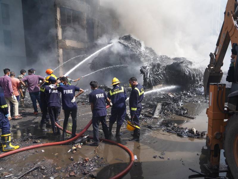 La aeronave se estrelló en un campus universitario dejando al menos cinco muertos en tierra.