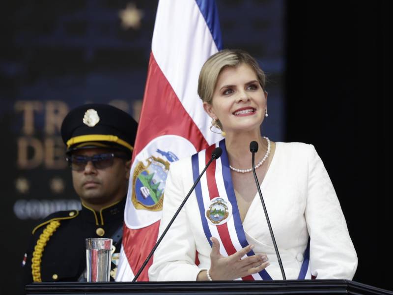 Fotografía de archivo, tomada el pasado 8 de mayo, en la que se captó a la presidenta de Costa Rica, Laura Fernández, durante su investidura, en San José (Costa Rica). EFE/Jeffrey Arguedas
