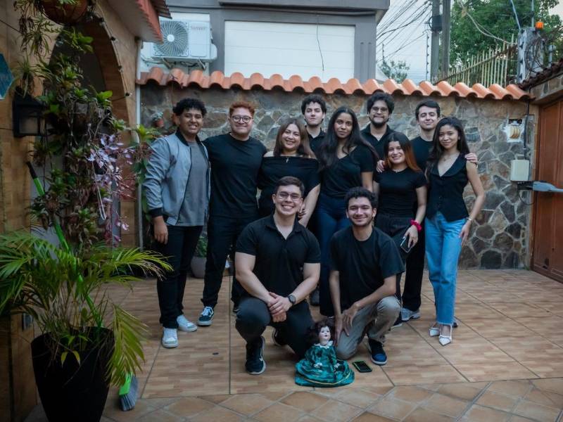 El equipo oficial de Contraplano Films, integrado por jóvenes hondureños.