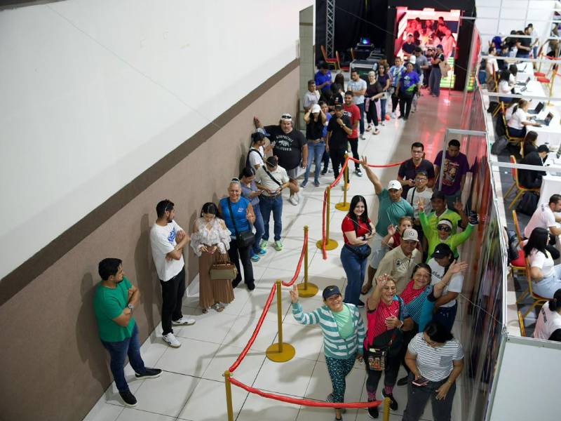La cuenta regresiva entra en su recta final. A solo horas de la esperada “edición de oro” de la Maratón La Prensa-Gatorade, miles de corredores comenzaron a reclamar desde esta mañana sus kits de participación en la tradicional Expo Maratón, el punto de encuentro que marca el inicio oficial de la gran fiesta deportiva.