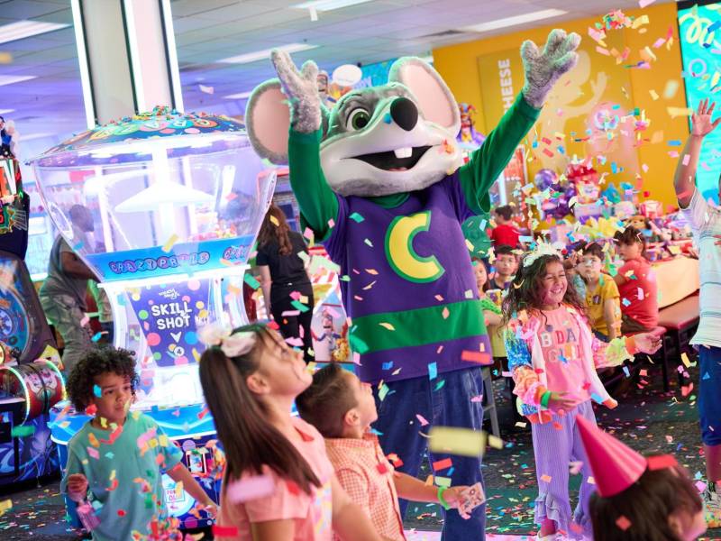 Las familias pueden disfrutar este 10 de septiembre desde las 10 am. Habrá pastel, piñatas, pinta caritas, “stand” para tomarse fotografías, y muchas sorpresas más.