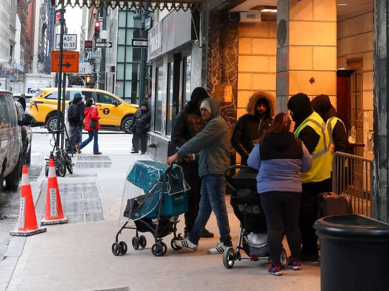 Familias migrantes frente al hotel Roosevelt de Nueva York.