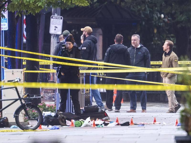 Agentes del Servicio Secreto resguardan la zona cercana a la Casa Blanca tras el tiroteo.