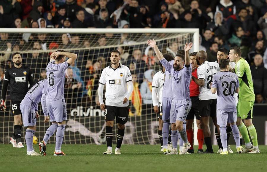 La plantilla madridista sigue en “shock” por lo acontecido en Mestalla, según describen a EFE fuentes del club blanco, que ya prepara las alegaciones pertinentes para presentar al Comité de Competición en defensa de Bellingham.