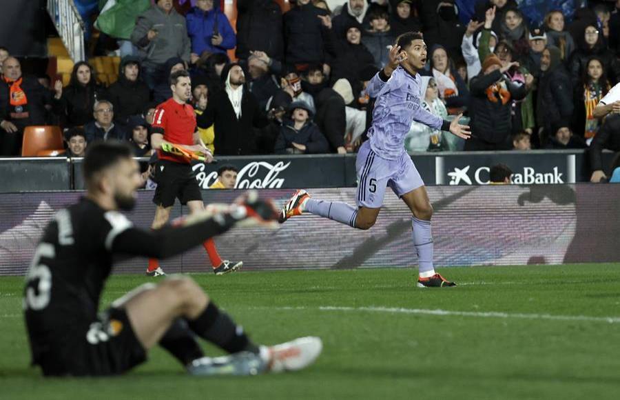 El Real Madrid se sitúa con siete puntos de ventaja sobre el Girona, y pudo ampliar su ventaja con tanto de Bellingham sobre el final del partido, pero que este no terminaría contando, ya que el árbitro pitó antes de finalizar la jugada.