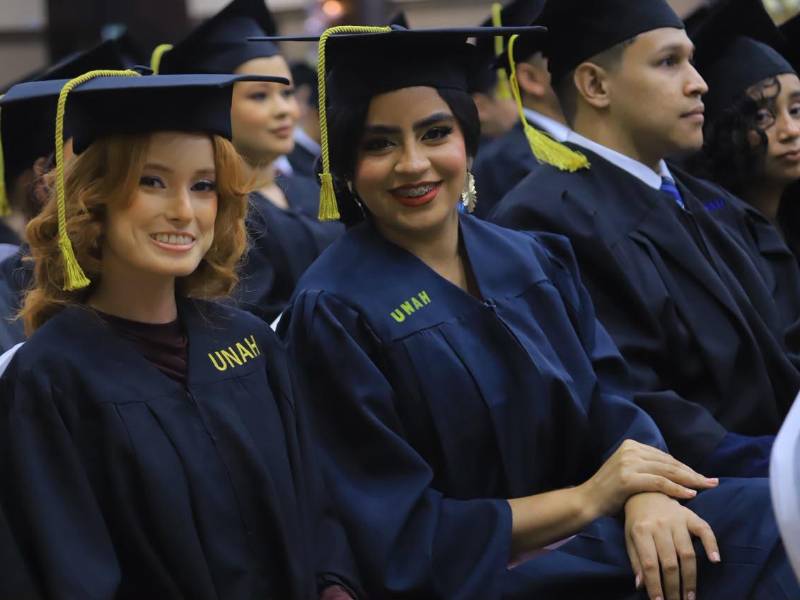 Doris Lilibeth Fúnez Reyes y Dulce Abigail Mencía, periodistas egresados de Unah-Cortés.