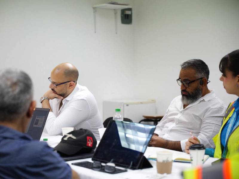 El ministro Andrés Ehrler encabezó una mesa de trabajo en el Aeropuerto Guillermo Anderson, para diseñar estrategias que atraigan rutas aéreas internacionales.