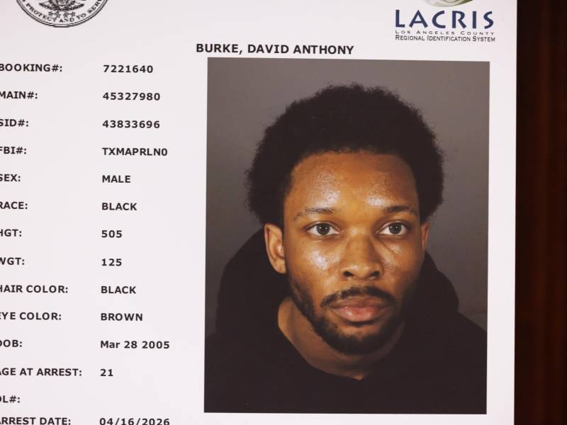 Se muestra una foto policial del cantante David Anthony Burke (D4vd) en una rueda de prensa ofrecida por el fiscal del distrito de Los Ángeles y funcionarios policiales del LAPD, tras la presentación de cargos contra Burke en el Centro de Justicia Penal Clara Shortridge Foltz de Los Ángeles, California (EE. UU.).