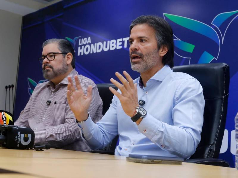 El secretario de la Liga Nacional Roque Pascua y el Comisionado Benjamín Romero.