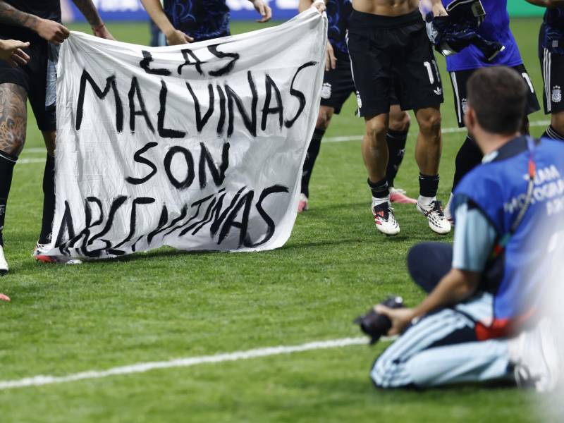 Jugadores de Argentina sostienen una pancarta que dice 'Las Malvinas son argentinas' al celebrar su victoria frente a Inglaterra.