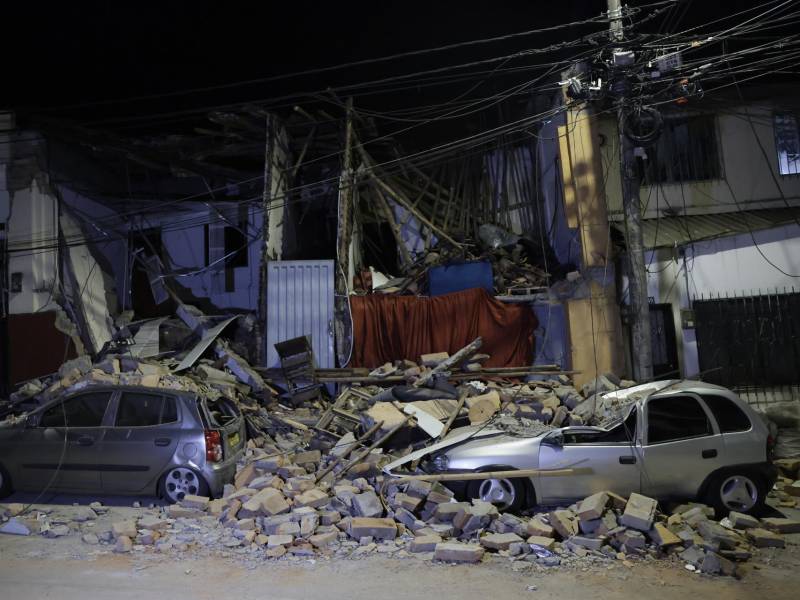 Fotografía que muestra vehículos afectados luego de un terremoto de magnitud 7,4 este lunes, en Pereira (Colombia). EFE/ Carlos Ortega