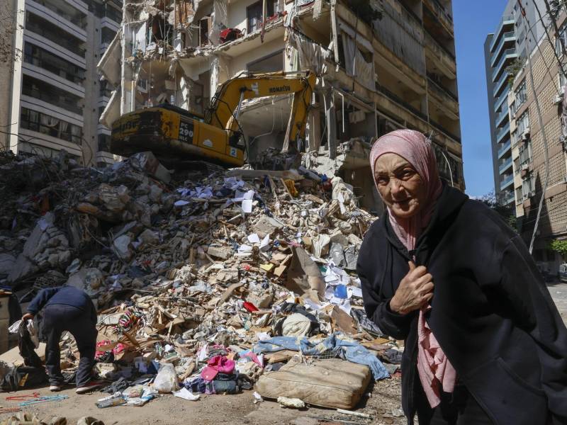 Una mujer camina junto a un edificio residencial destruido un día después de un ataque aéreo israelí en el barrio de Ain Mreisseh, en Beirut, Líbano, este jueves. EFE/ Wael Hamzeh
