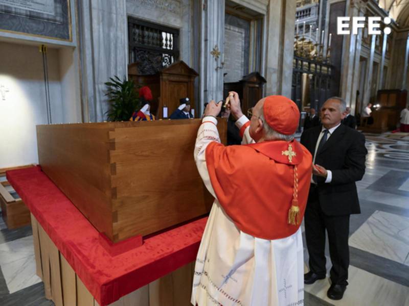 El entierro del papa Francisco en la basílica de Santa María la Mayor se produjo ante el cardenal camarlengo, Kevin Joseph Farrel, y los familiares del pontífice.