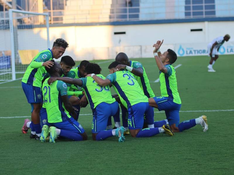 Olancho FC se fue al descanso con la ventaja 2-0 ante Juticalpa FC.