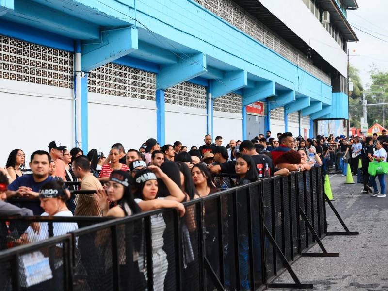 Los fanáticos de Arjona que compraron boletos en butaca llegaron temprano al Morazán para asegurar un buen lugar para ver el espectáculo.