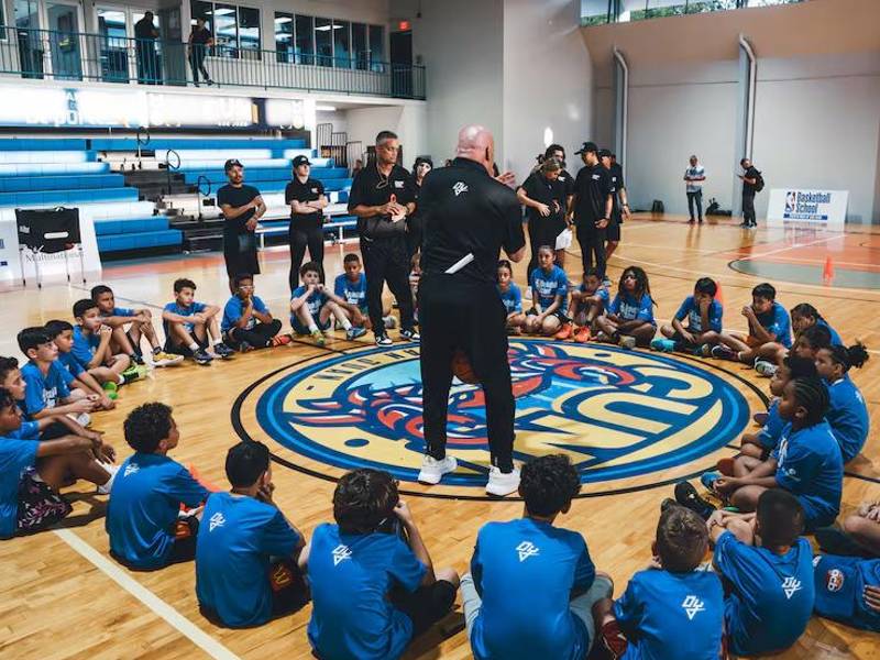 El lanzamiento incluyó demostraciones deportivas y presentaciones de entrenadores certificados.