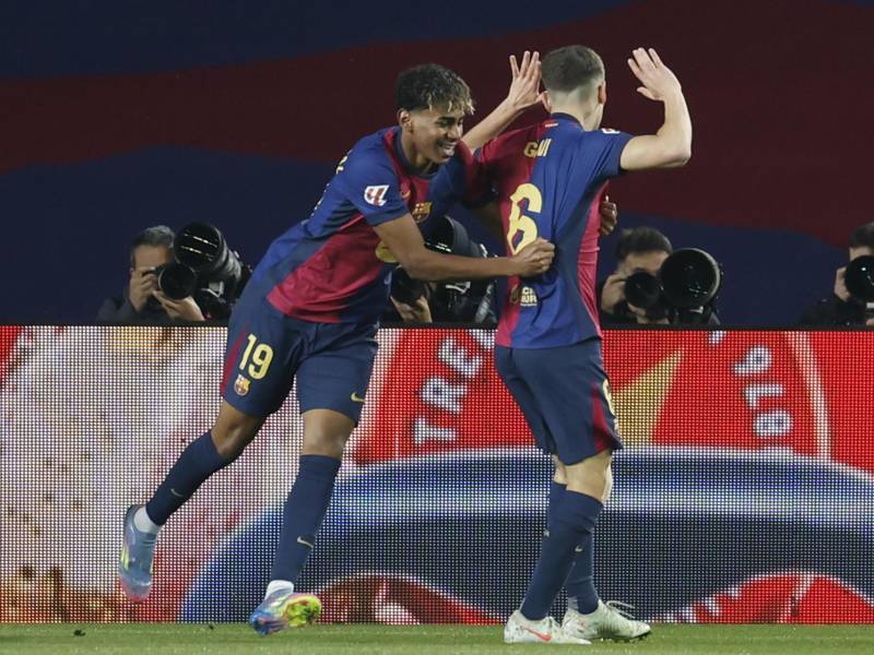 Los jugadores del FC Barcelona, Lamine Yamal (i) y Gavi, celebran el primer gol de su equipo durante el encuentro correspondiente a la jornada 30 de Laliga EA Sports que disputan hoy sábado FC Barcelona y Betis en el Estadio Olímpico Lluis Companys de Barcelona.