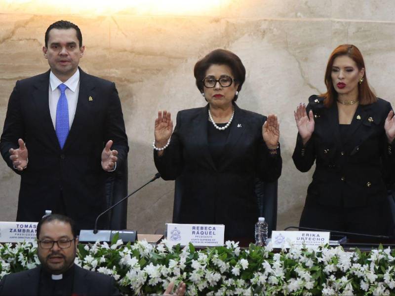 Tomás Zambrano, presidente del CN, Rebeca Ráquel, presidenta de la CSJ, y Erika Urtecho, vicepresidenta legidslativa.